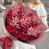 19 красных роз с астильбой
