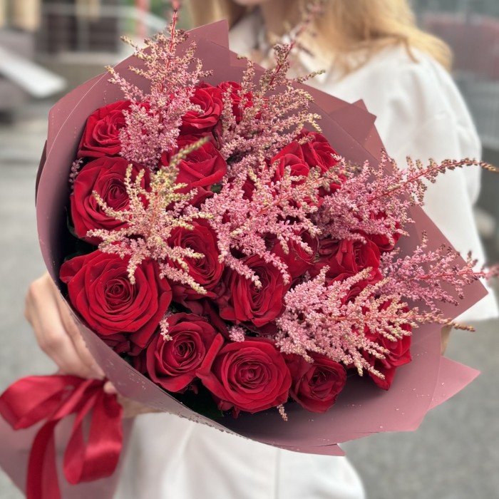 19 красных роз с астильбой