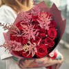 19 красных роз с астильбой