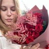 19 красных роз с астильбой