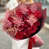 19 красных роз с астильбой