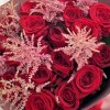 19 красных роз с астильбой