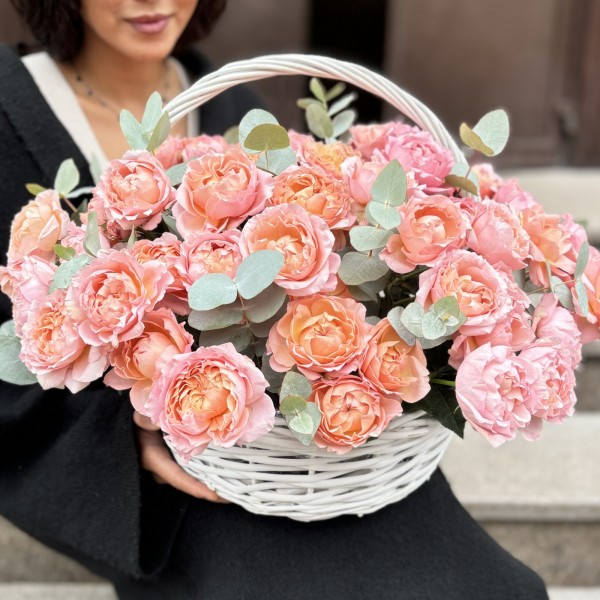 19  пионовидных кустовых роз Джульетта в корзине