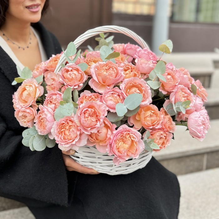 19  пионовидных кустовых роз Джульетта в корзине