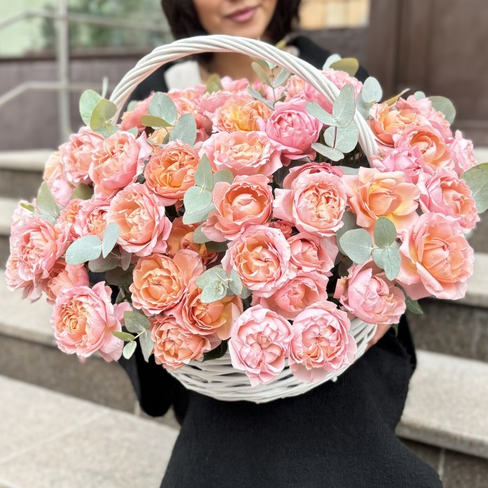 19  пионовидных кустовых роз Джульетта в корзине