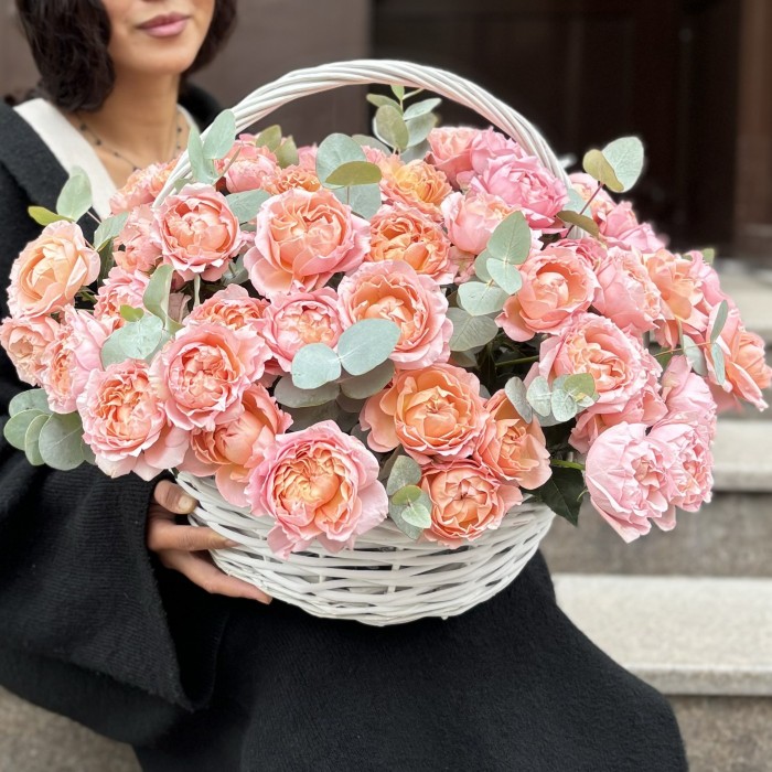 19  пионовидных кустовых роз Джульетта в корзине