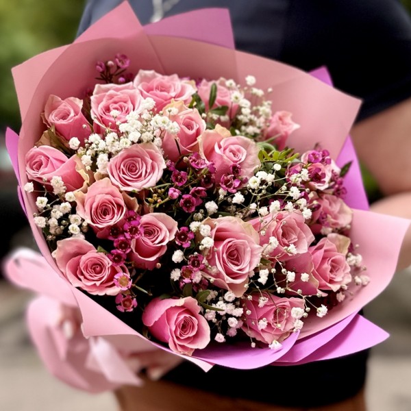 19 роз Роял Атена с гипсофилой