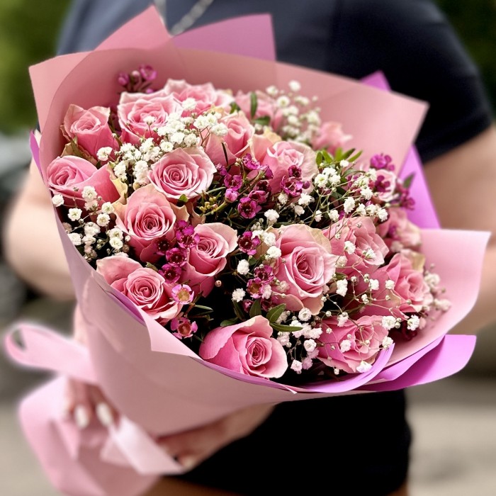 19 роз Роял Атена с гипсофилой