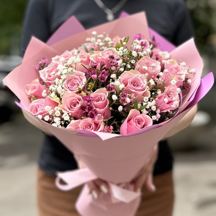 19 роз Роял Атена с гипсофилой