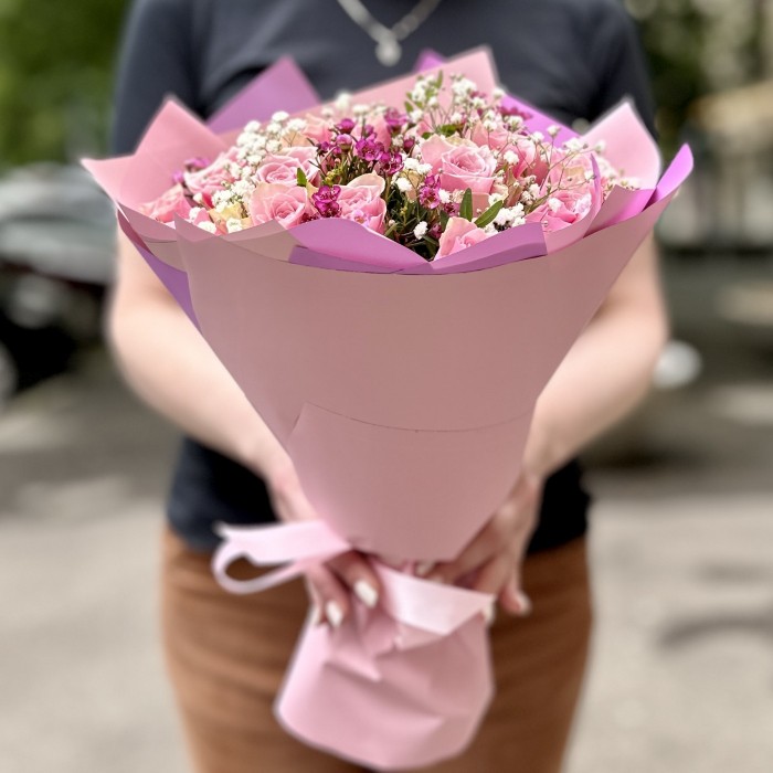 19 роз Роял Атена с гипсофилой