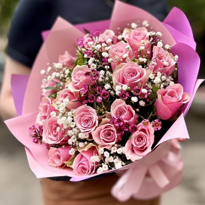 19 роз Роял Атена с гипсофилой