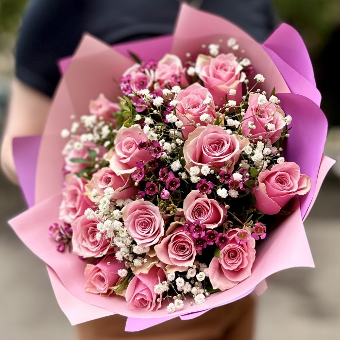 19 роз Роял Атена с гипсофилой