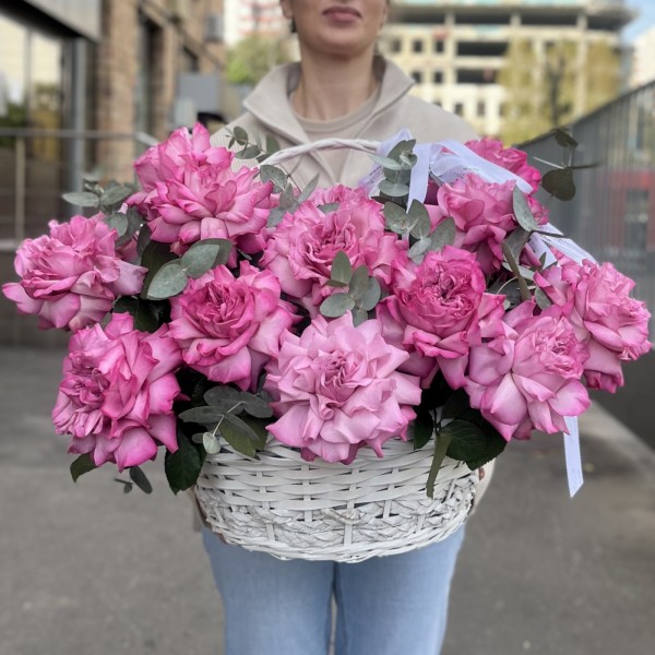 19 сиреневых роз Куинс Краун в корзине с эвкалиптом