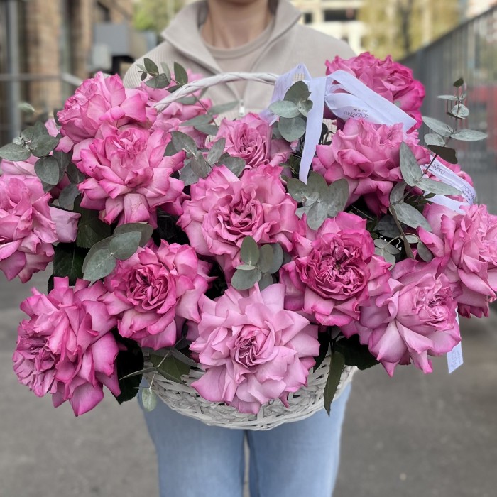 19 сиреневых роз Куинс Краун в корзине с эвкалиптом