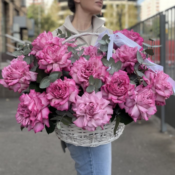 19 сиреневых роз Куинс Краун в корзине с эвкалиптом