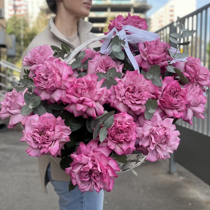 19 сиреневых роз Куинс Краун в корзине с эвкалиптом