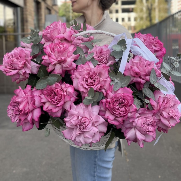 19 сиреневых роз Куинс Краун в корзине с эвкалиптом