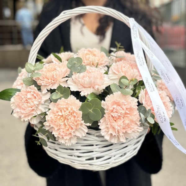 19 светло-розовых гвоздик в корзине с эвкалиптом