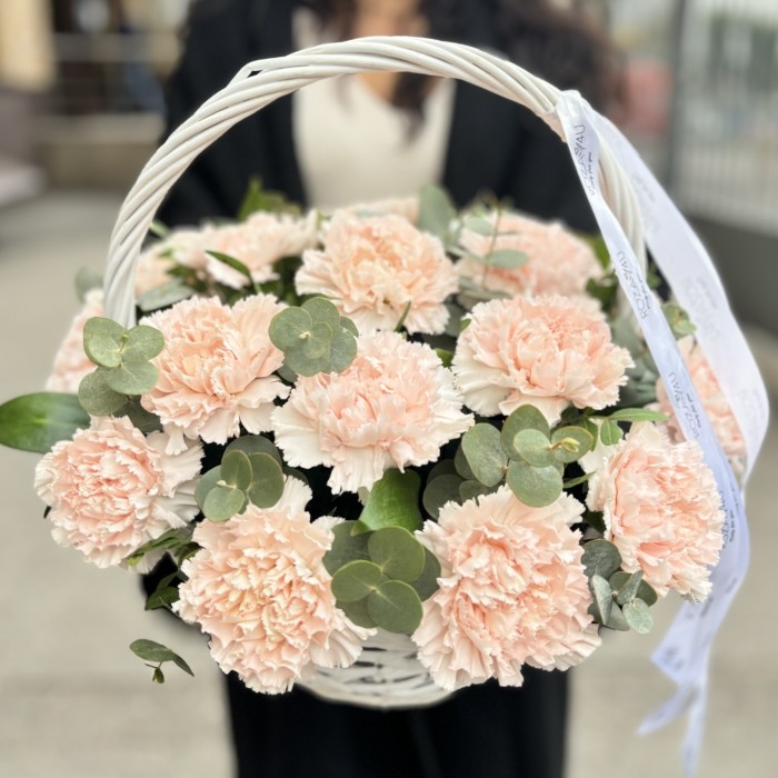 19 светло-розовых гвоздик в корзине с эвкалиптом