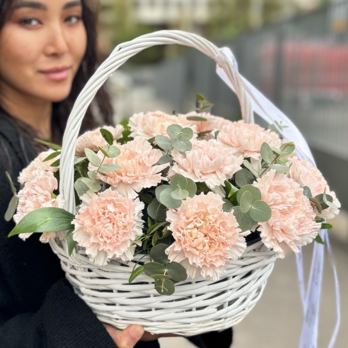19 светло-розовых гвоздик в корзине с эвкалиптом