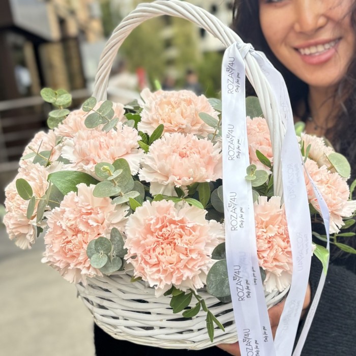 19 светло-розовых гвоздик в корзине с эвкалиптом