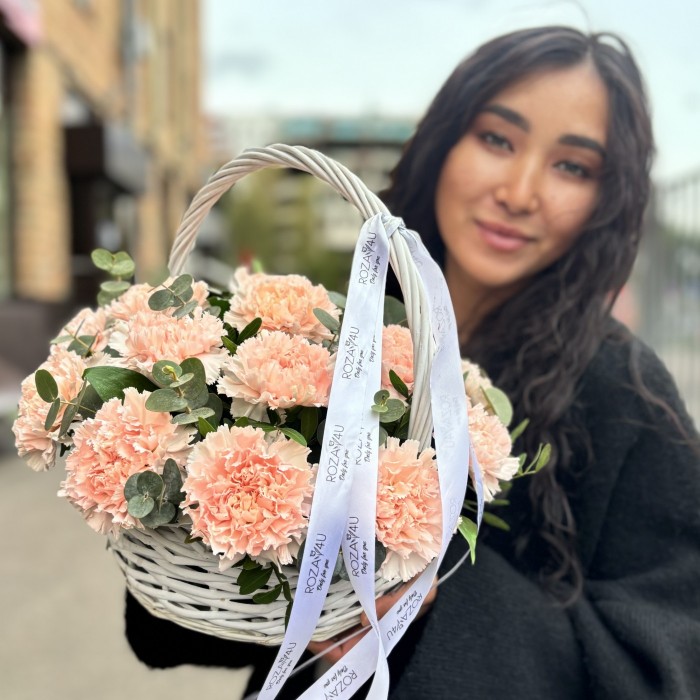 19 светло-розовых гвоздик в корзине с эвкалиптом