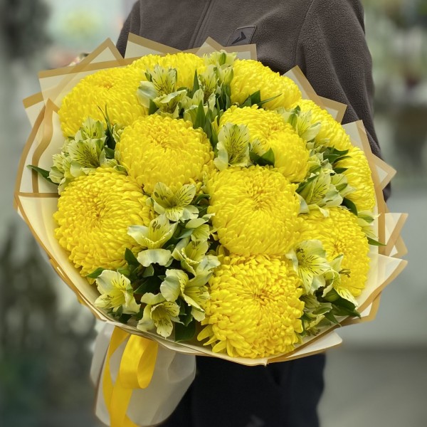 11 желтых хризантем с альстромерией