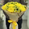 11 желтых хризантем с альстромерией