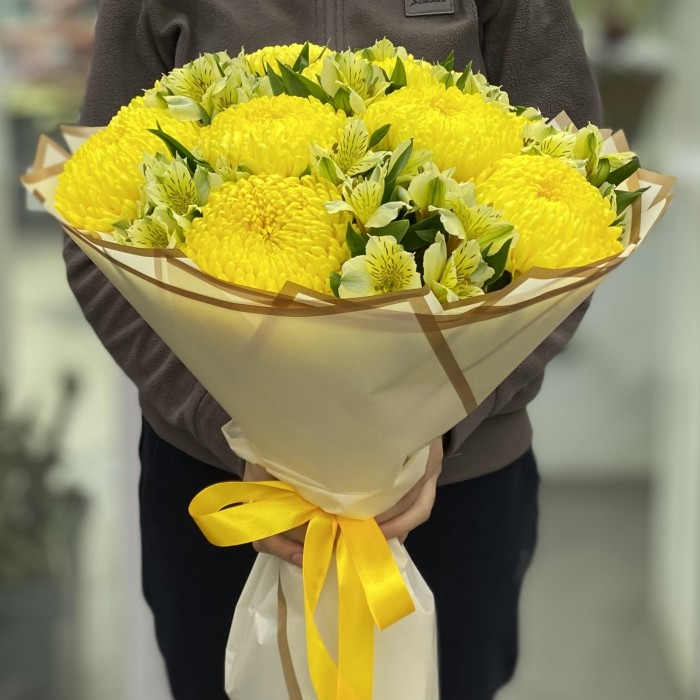 11 желтых хризантем с альстромерией