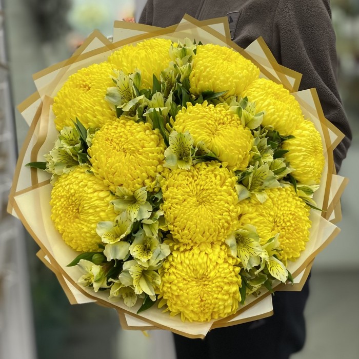 11 желтых хризантем с альстромерией