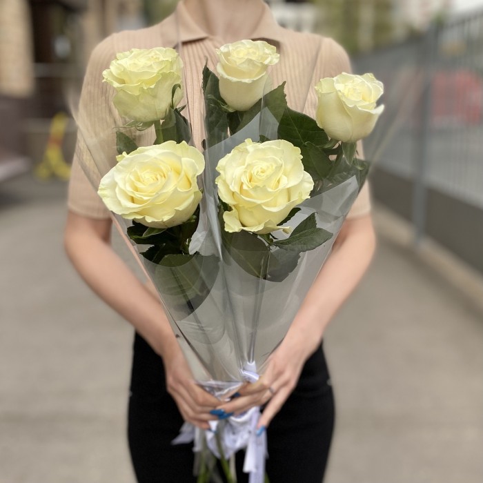 1 белая роза Мондиаль в упаковке