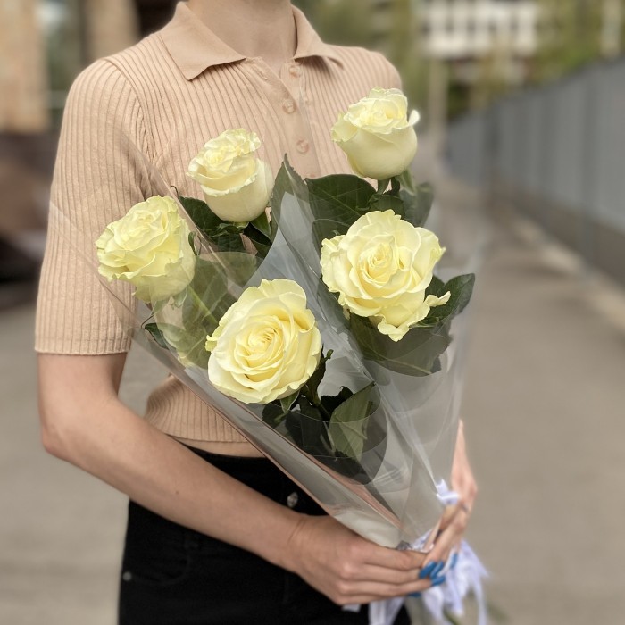 1 белая роза Мондиаль в упаковке