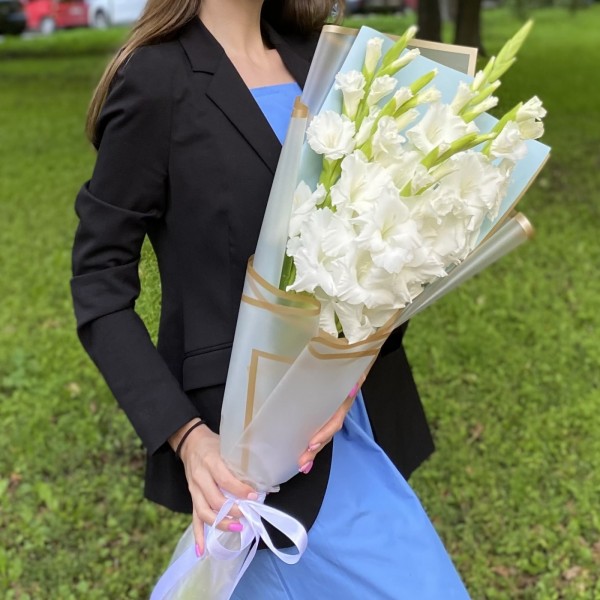 Букет белых гладиолусов