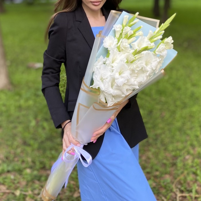 Букет белых гладиолусов