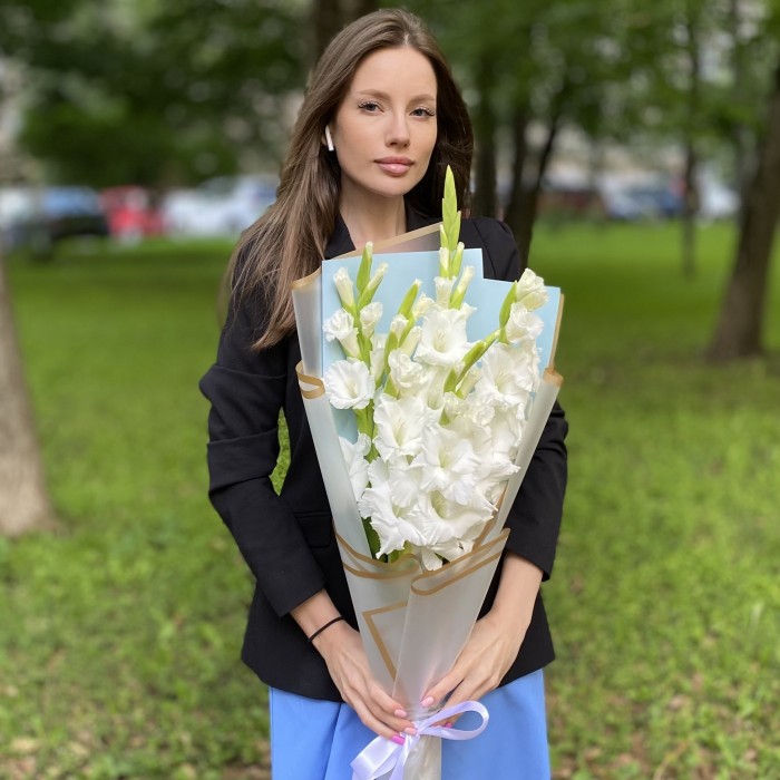 Букет белых гладиолусов