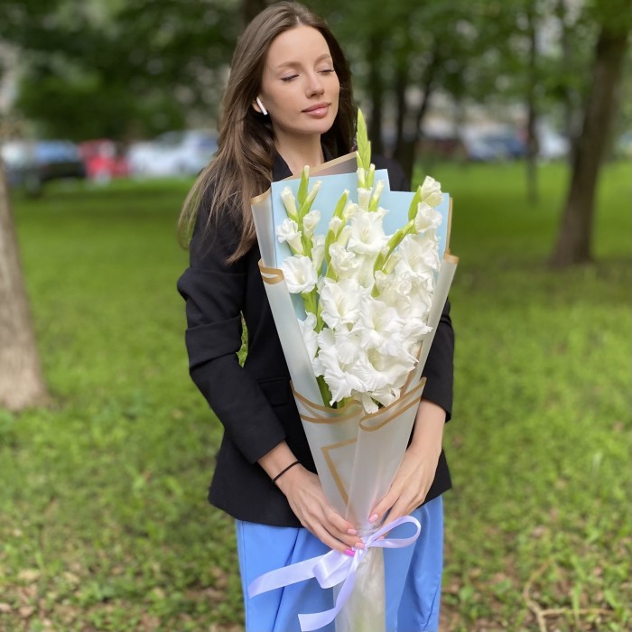 Букет белых гладиолусов