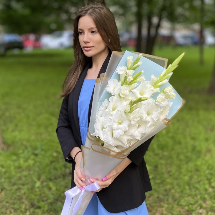 Букет белых гладиолусов