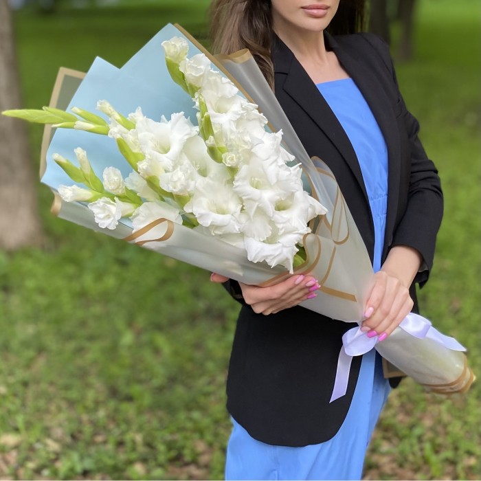 Букет белых гладиолусов