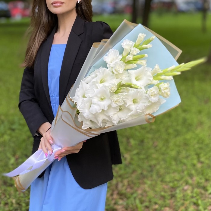 Букет белых гладиолусов