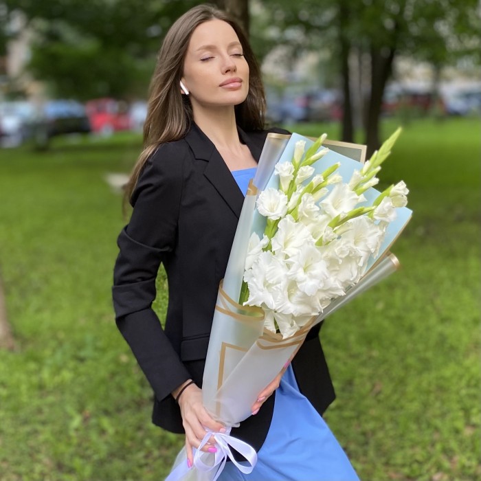Букет белых гладиолусов