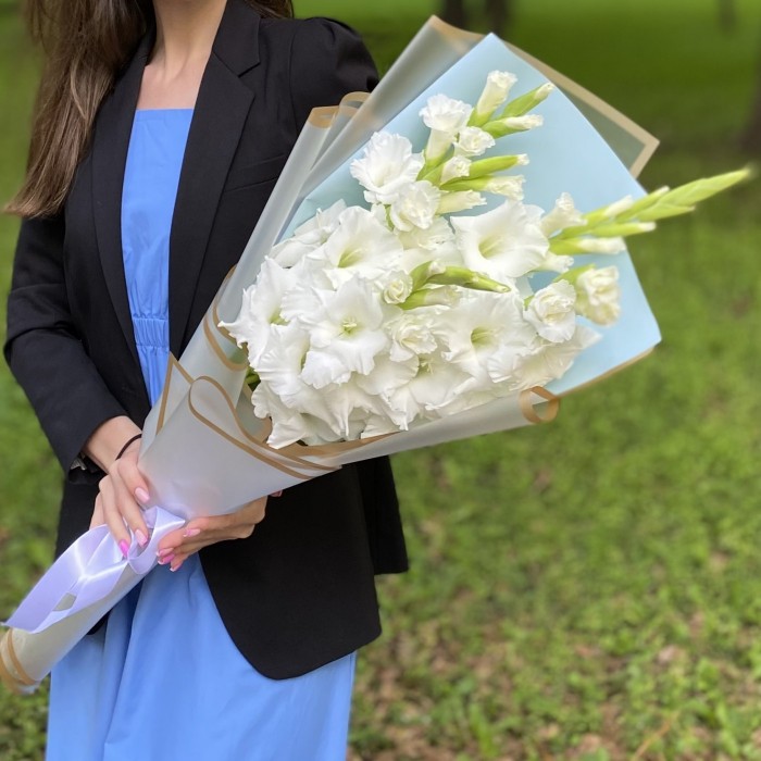 Букет белых гладиолусов