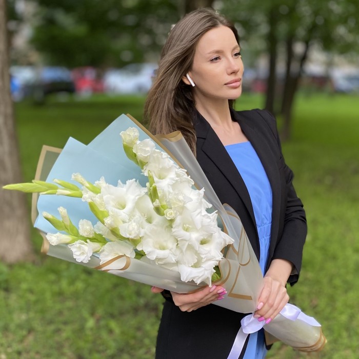 Букет белых гладиолусов