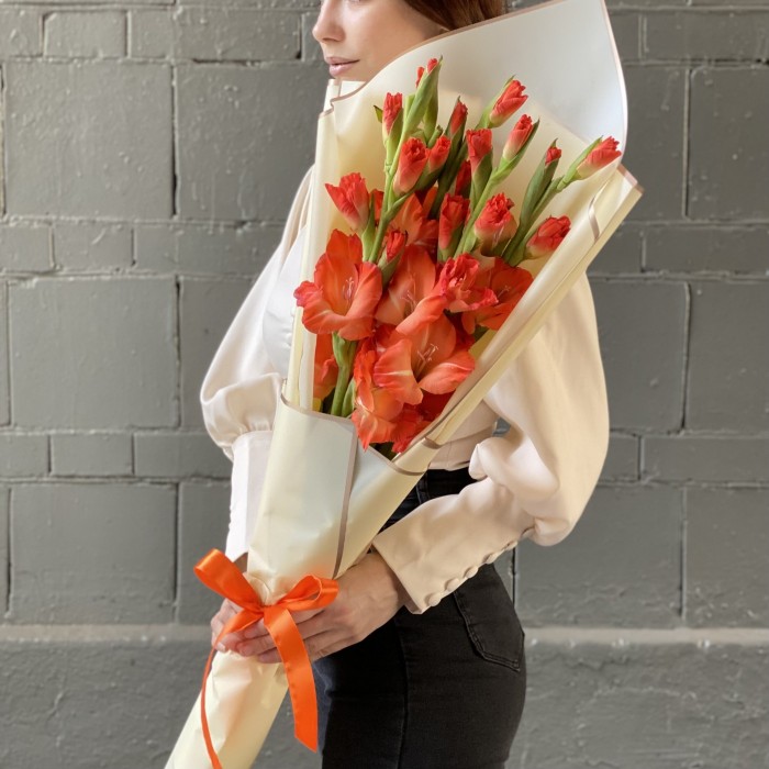 Букет коралловых гладиолусов