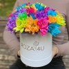 Белая коробка радужных хризантем