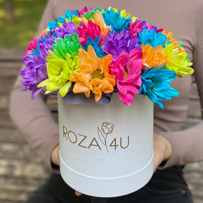 Белая коробка радужных хризантем