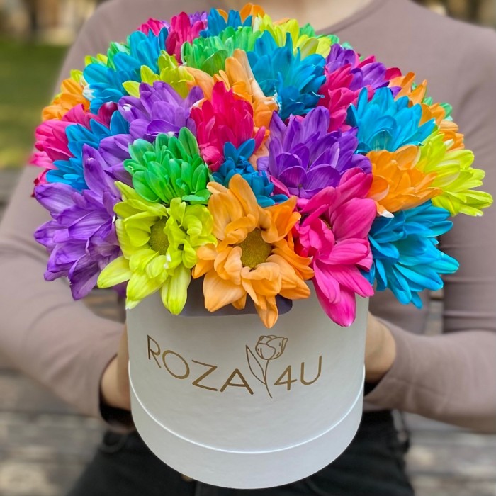 Белая коробка радужных хризантем