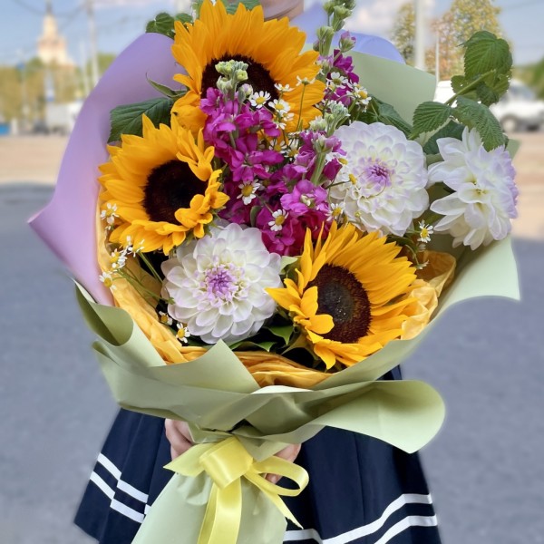 Садовый букет с подсолнухами