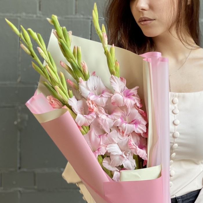 Букет розовых гладиолусов