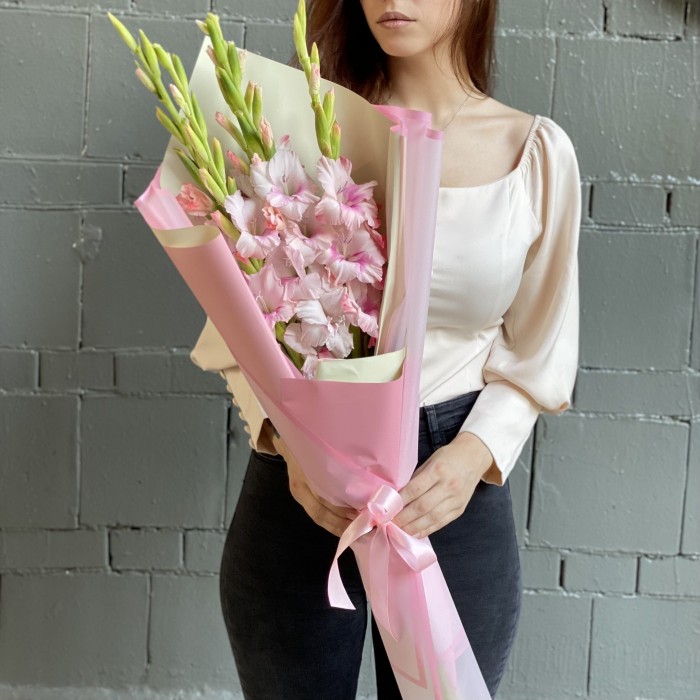 Букет розовых гладиолусов