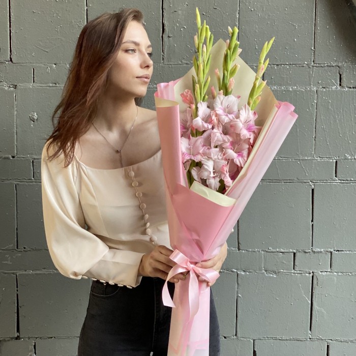 Букет розовых гладиолусов